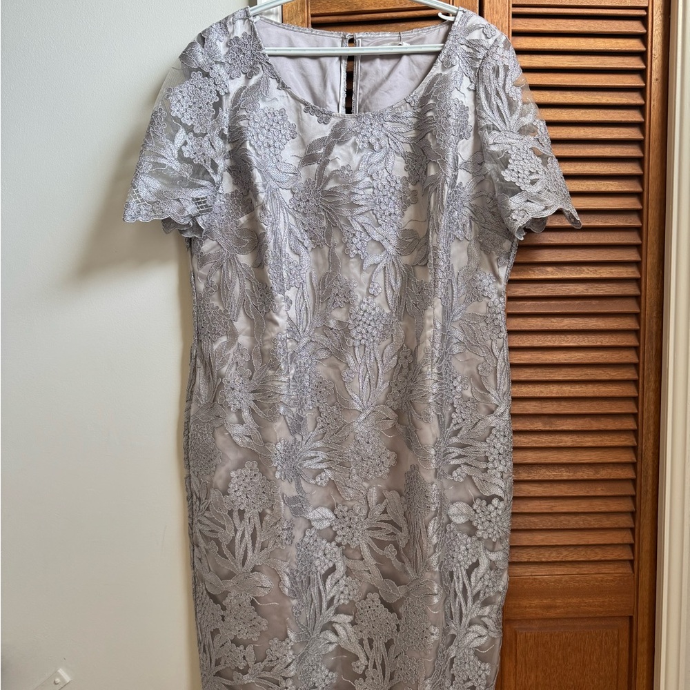Elegant Gray Jacques Vert Floral Lace Dress